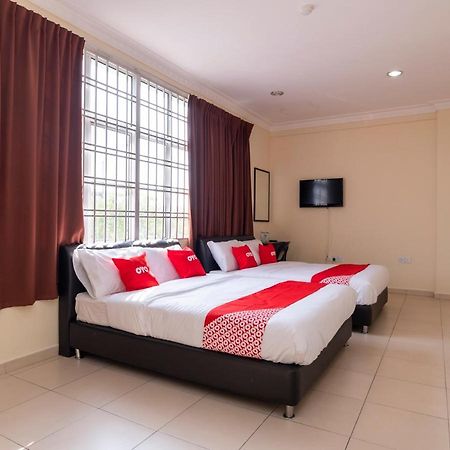 Oyo 89536 Hazris Hotel Batu Pahat Luaran gambar