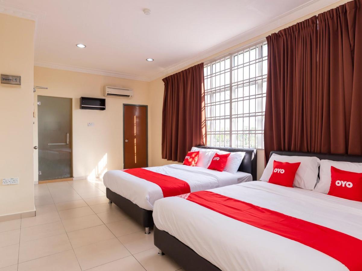 Oyo 89536 Hazris Hotel Batu Pahat Luaran gambar