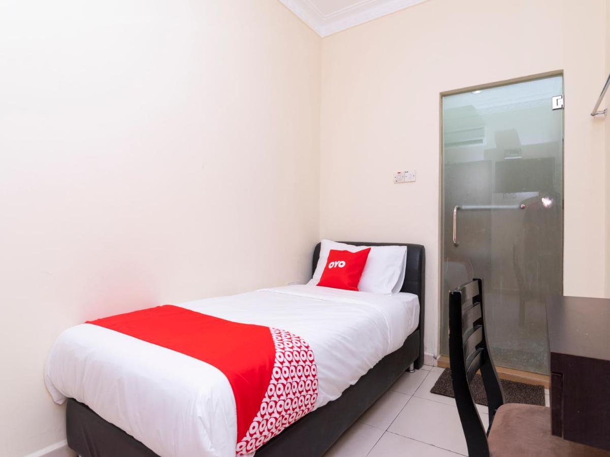 Oyo 89536 Hazris Hotel Batu Pahat Luaran gambar