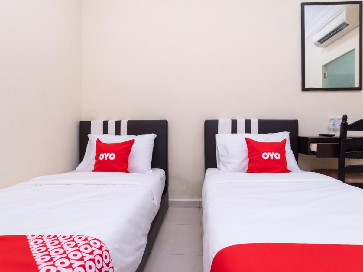 Oyo 89536 Hazris Hotel Batu Pahat Luaran gambar