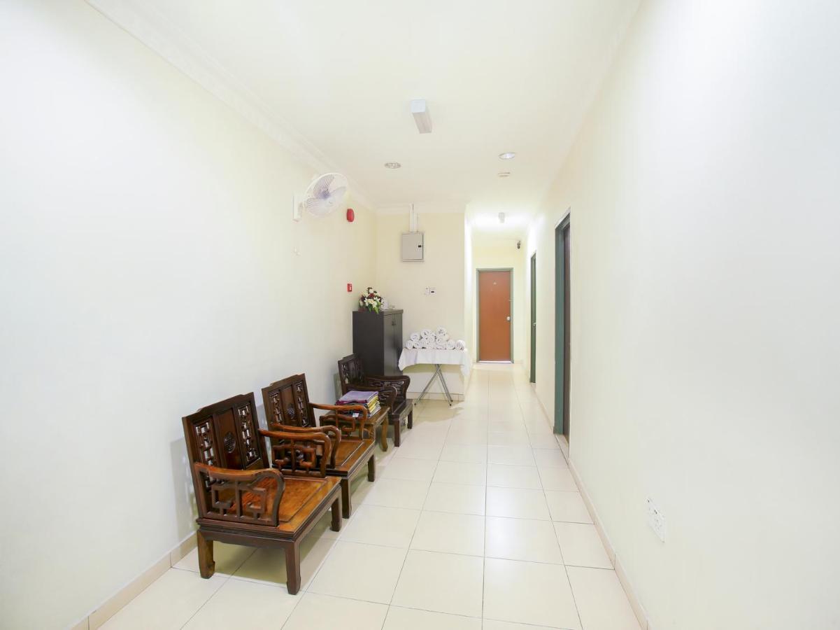 Oyo 89536 Hazris Hotel Batu Pahat Luaran gambar