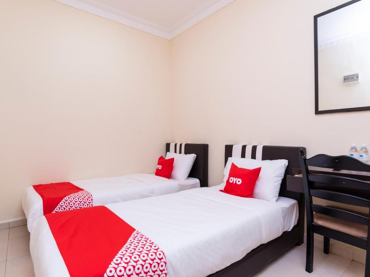Oyo 89536 Hazris Hotel Batu Pahat Luaran gambar