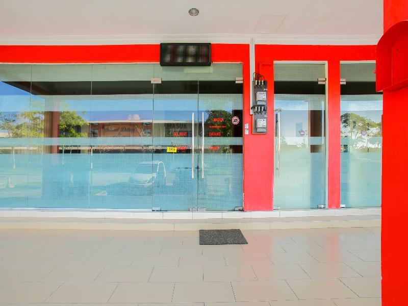Oyo 89536 Hazris Hotel Batu Pahat Luaran gambar