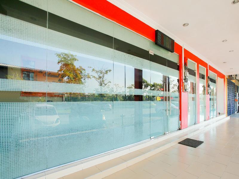 Oyo 89536 Hazris Hotel Batu Pahat Luaran gambar