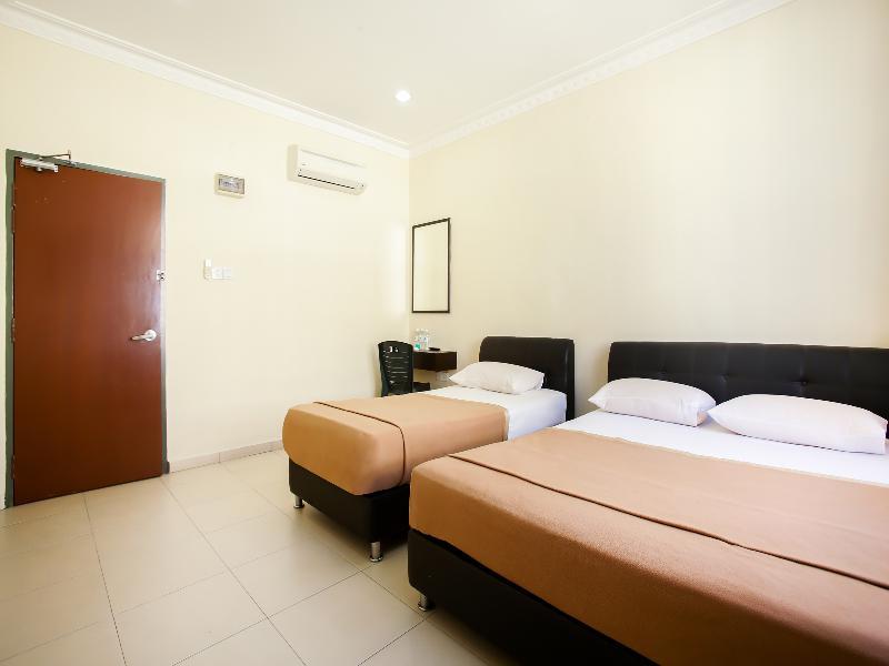 Oyo 89536 Hazris Hotel Batu Pahat Luaran gambar